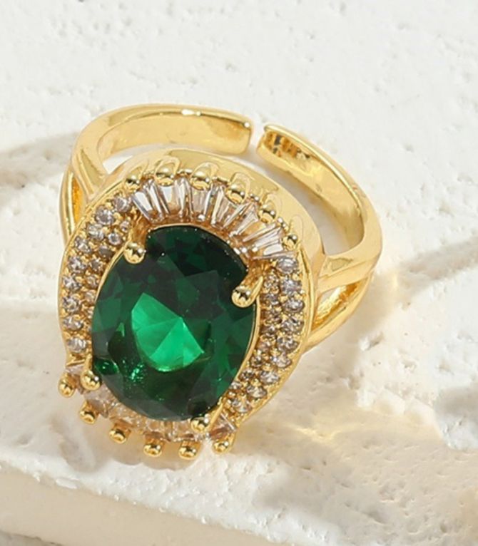 Anillo oval verde zirconias