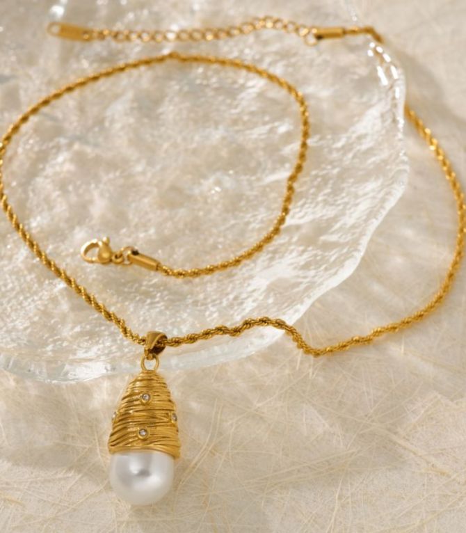 Collar pearl brooch irregular