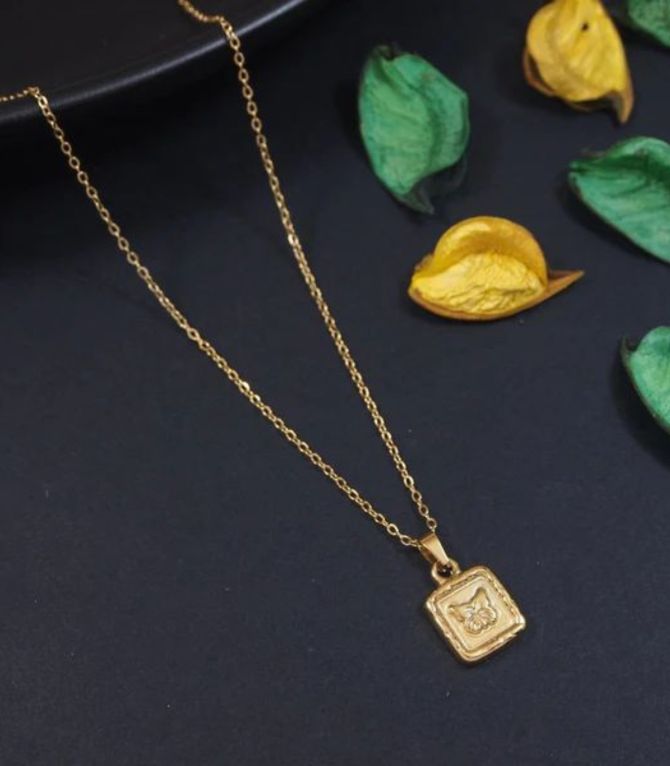 Collar cuadro con mariposa