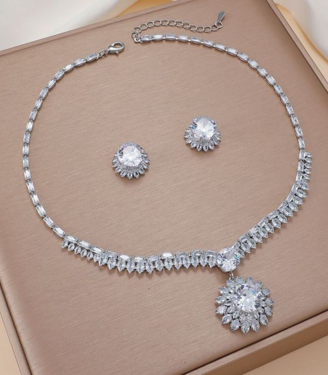 Collar y aretes diamond round