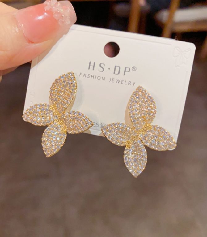 Aretes dorados pétalos