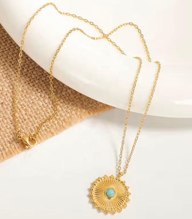 Collar turquoise medallion