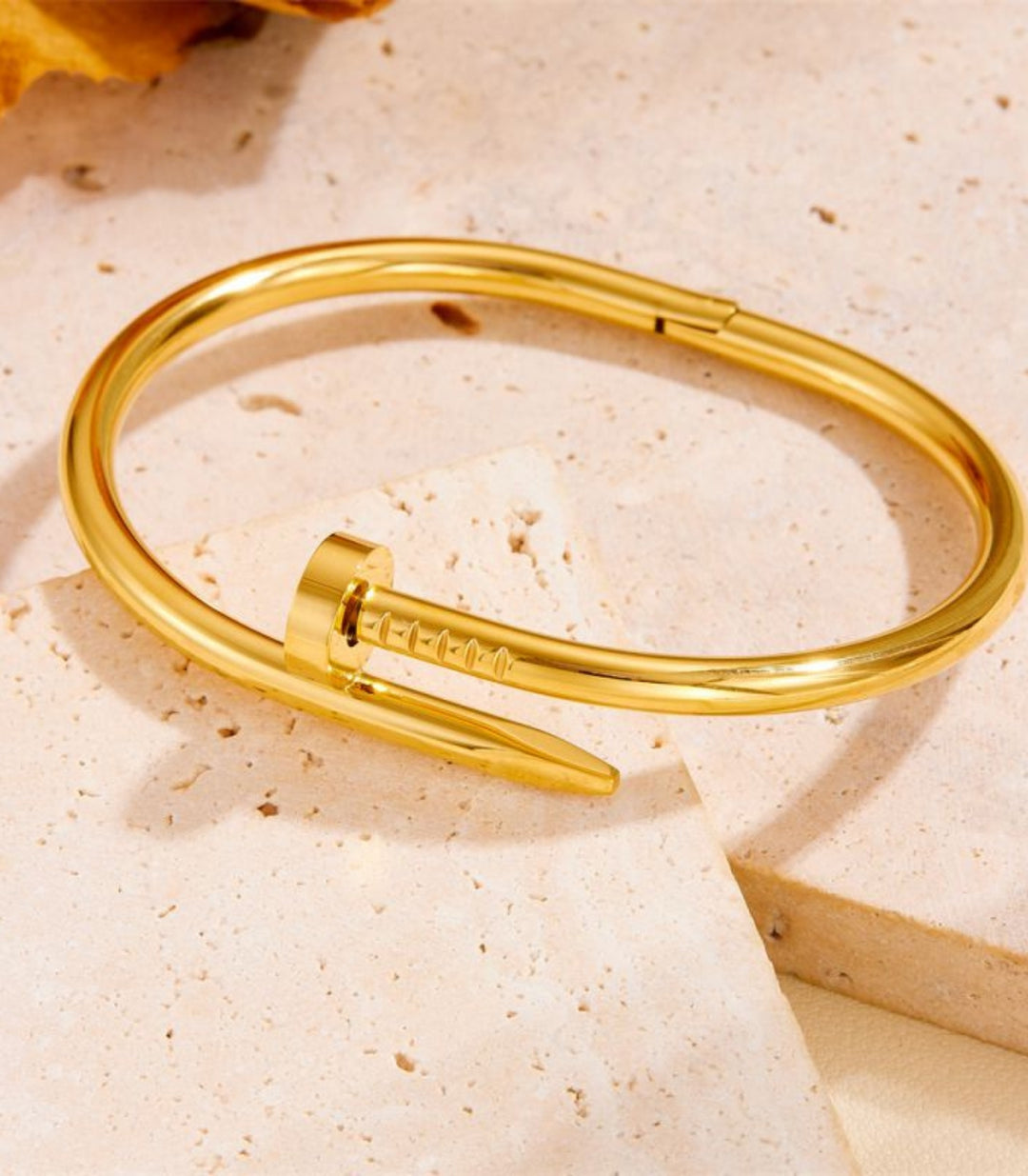 Brazalete clavo dorado