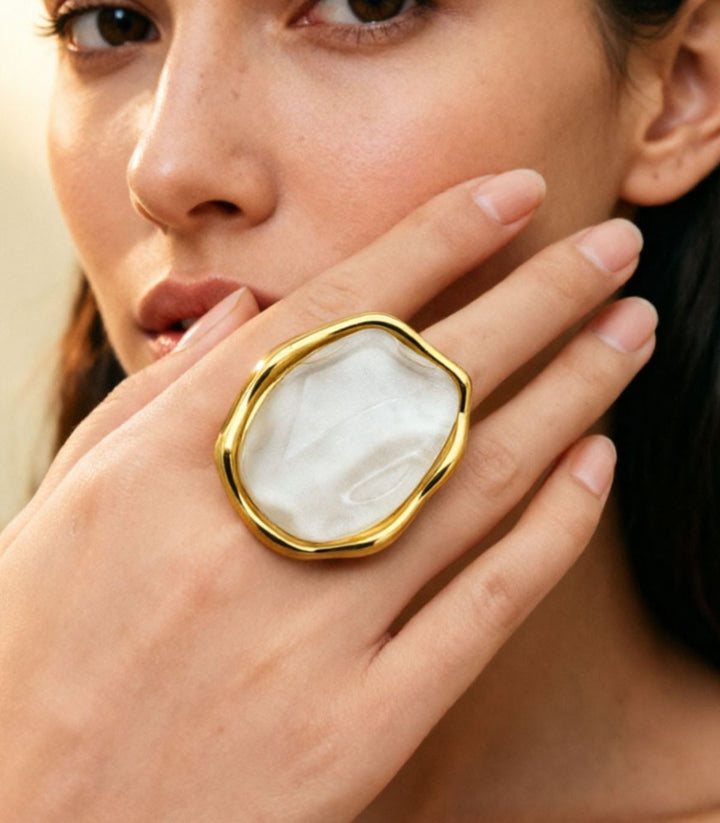 Anillo White Oversized Resin