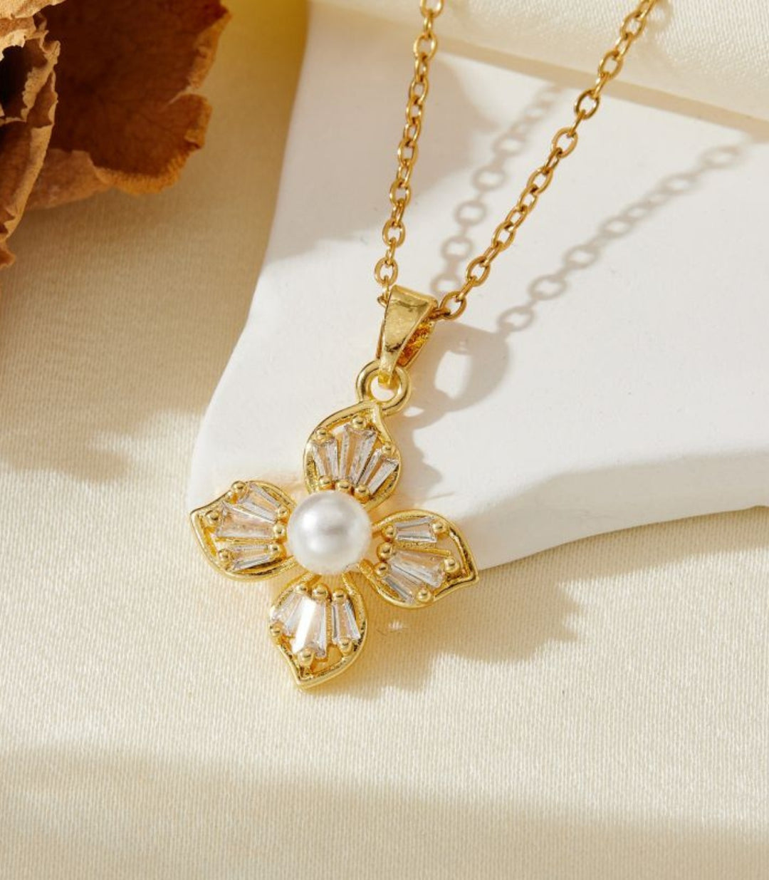 Collar dorado flor 4 hojas