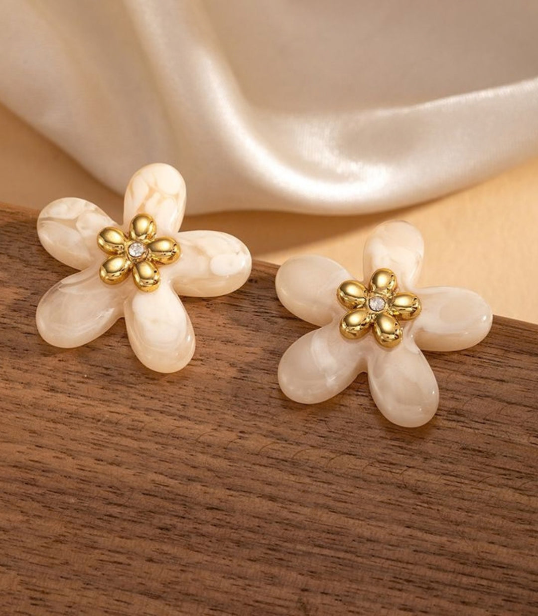 Aretes White Flower Stud