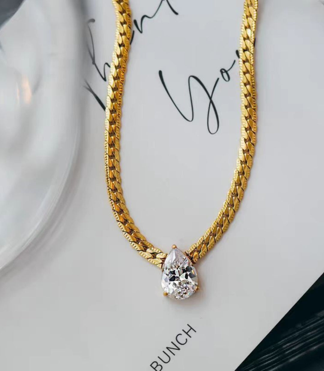 Collar diamond teardrop