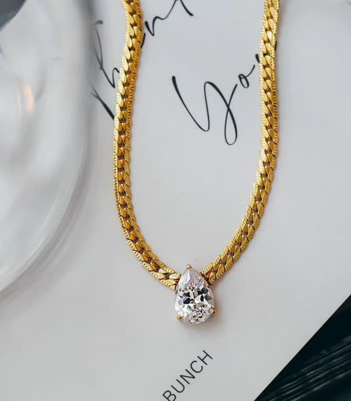 Collar diamond teardrop