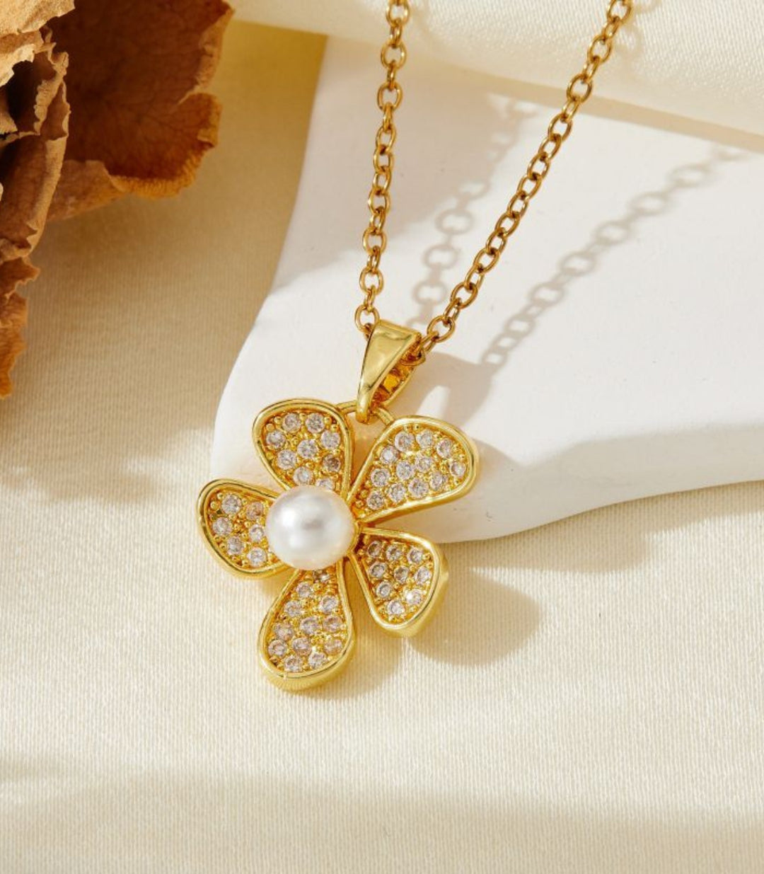 Collar dorado flor con perla
