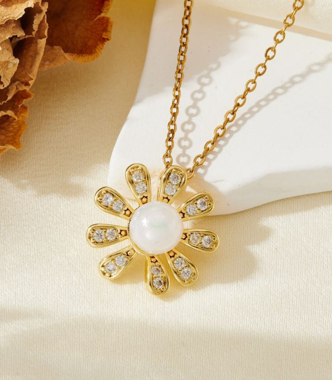 Collar gold diamond flower