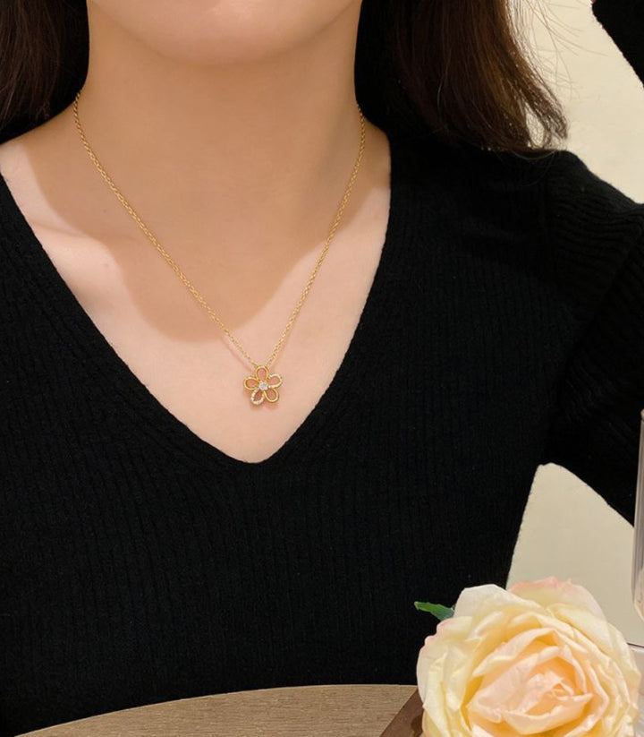Collar flor dorado