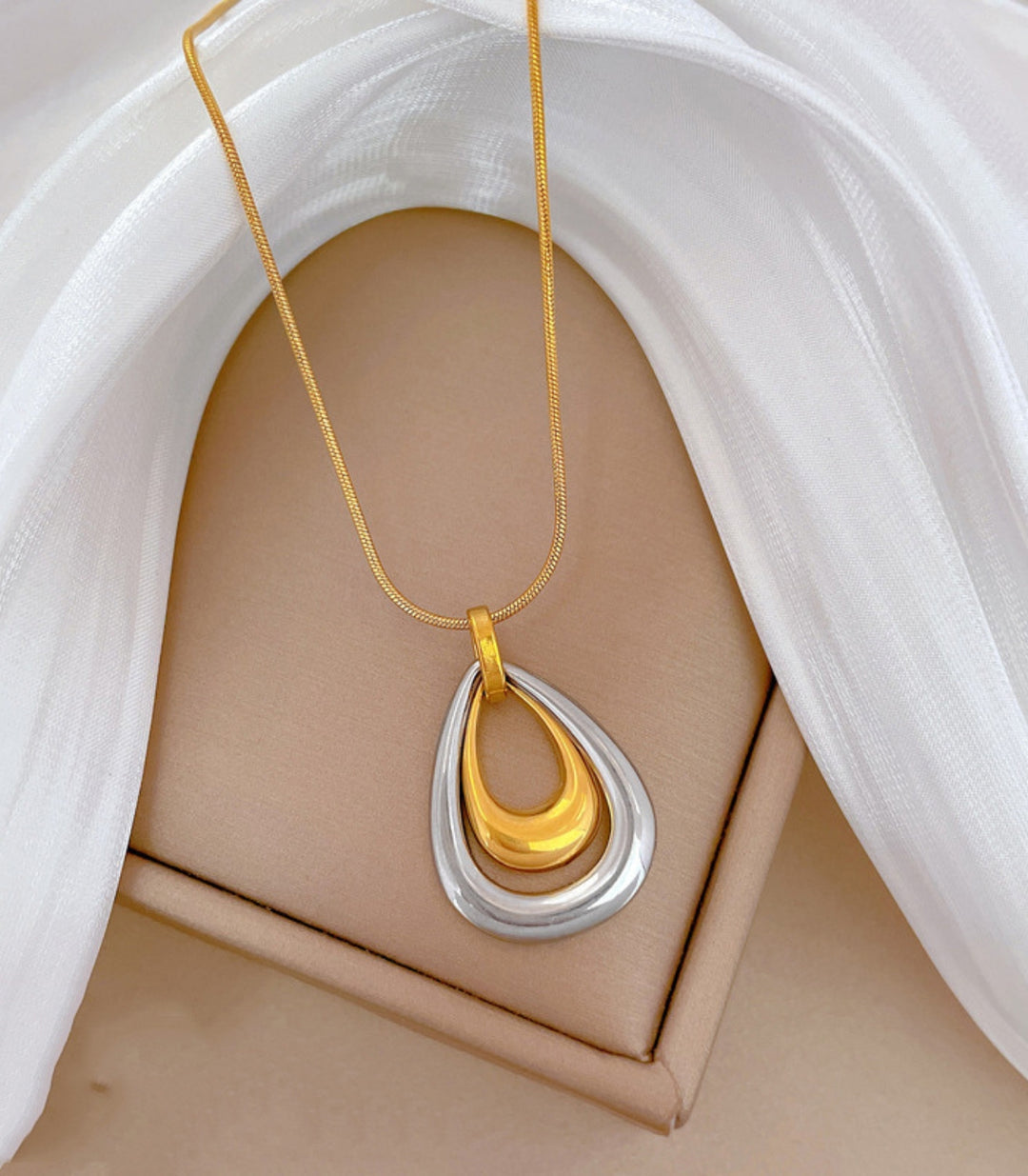 Collar bicolor layer
