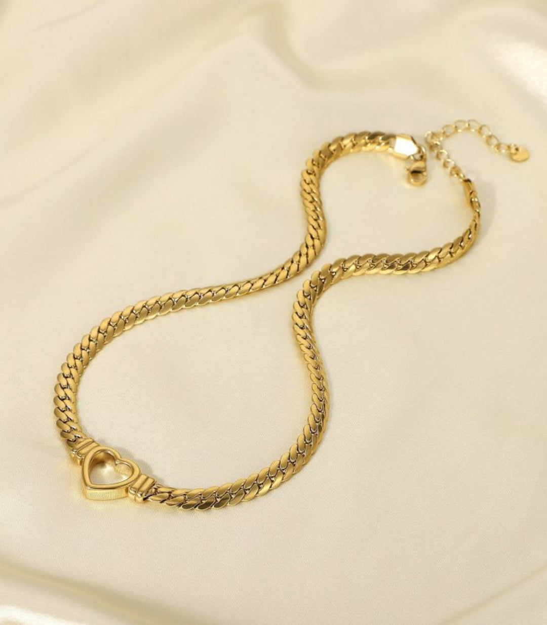 Collar dorado corazón