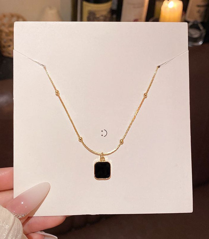 Collar Cuadro Negro