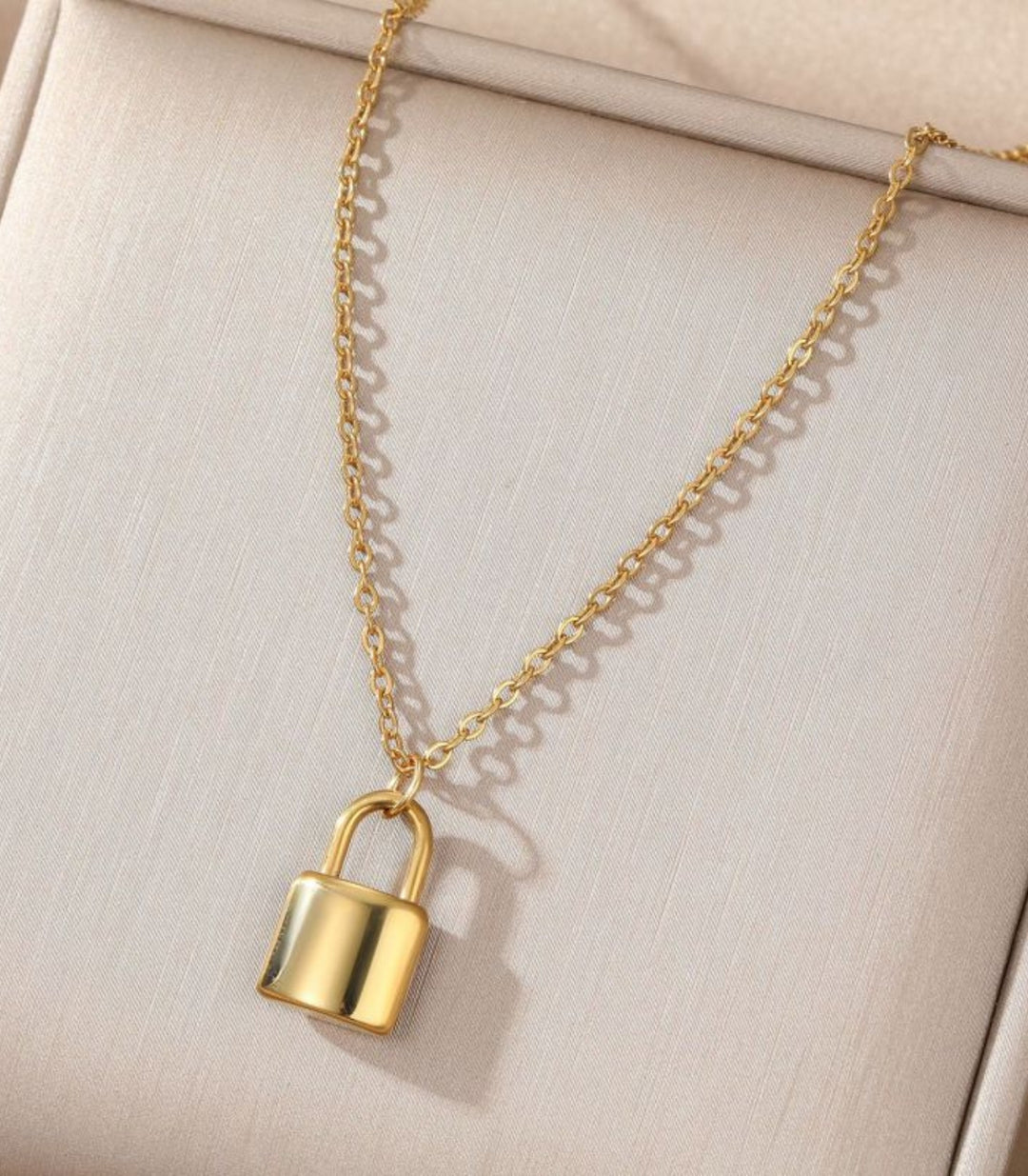 Collar candado dorado