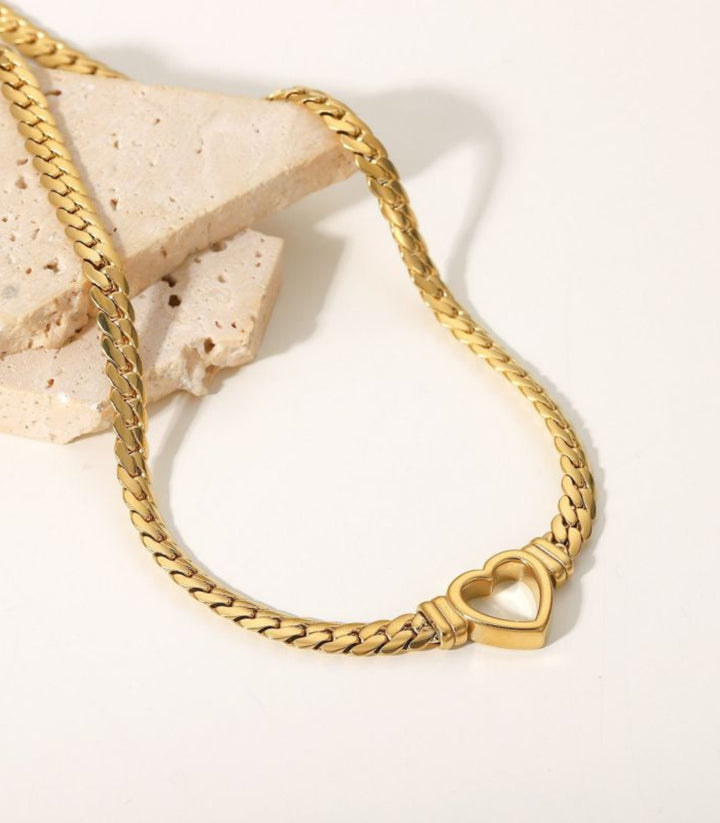 Collar dorado corazón