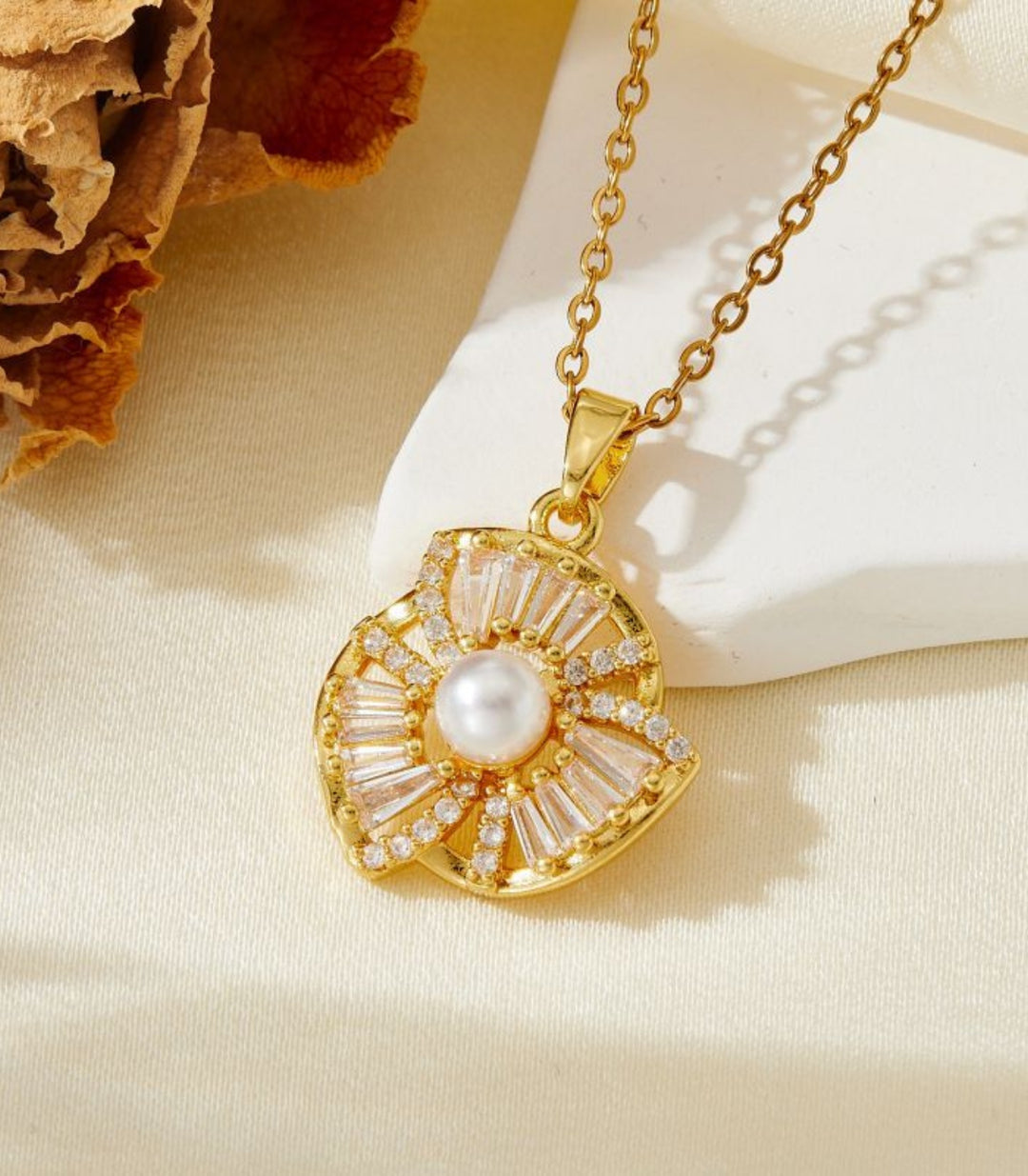 Collar gold diamond irregular flower