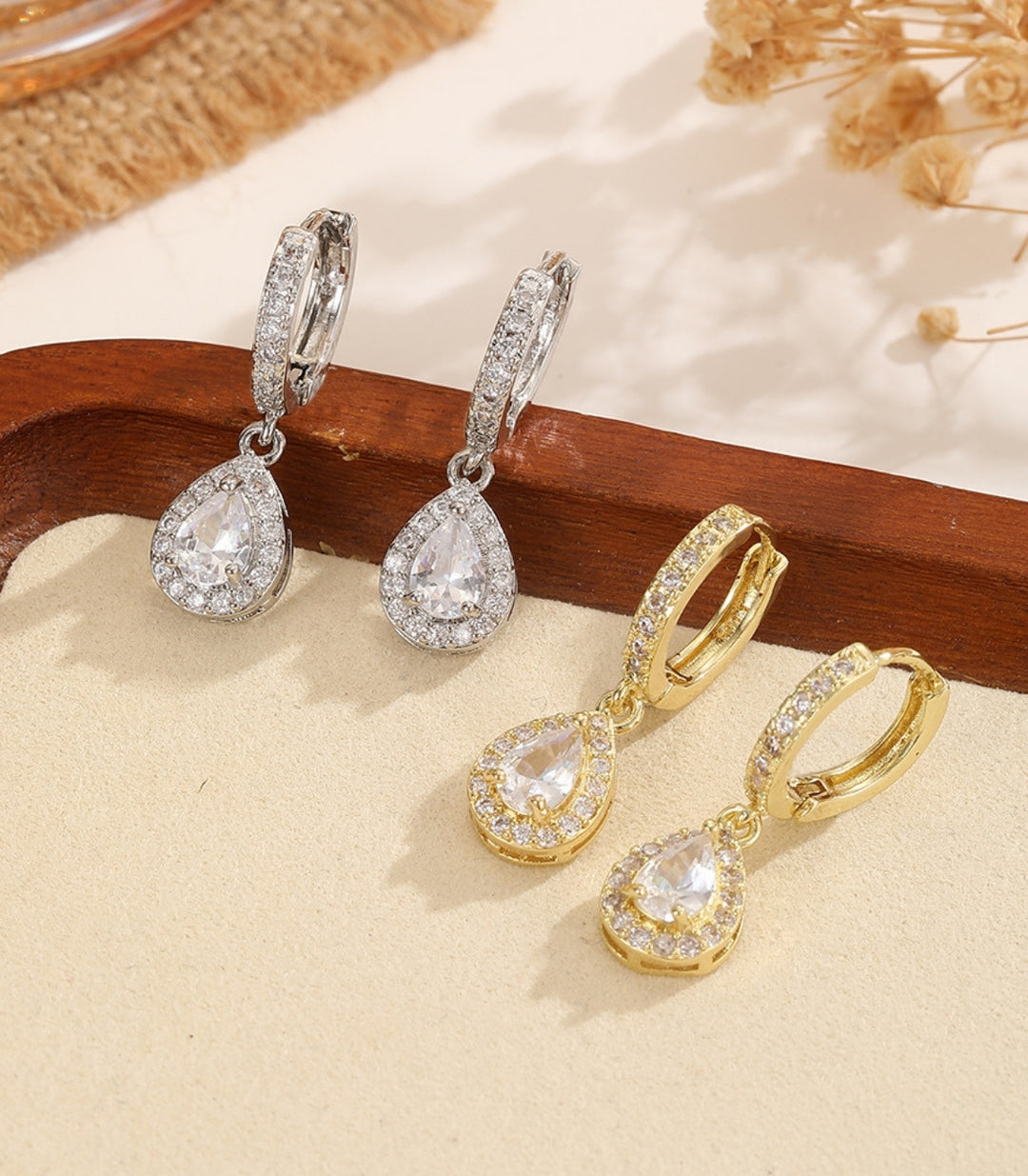 Aretes Gold Teardrop Zircon