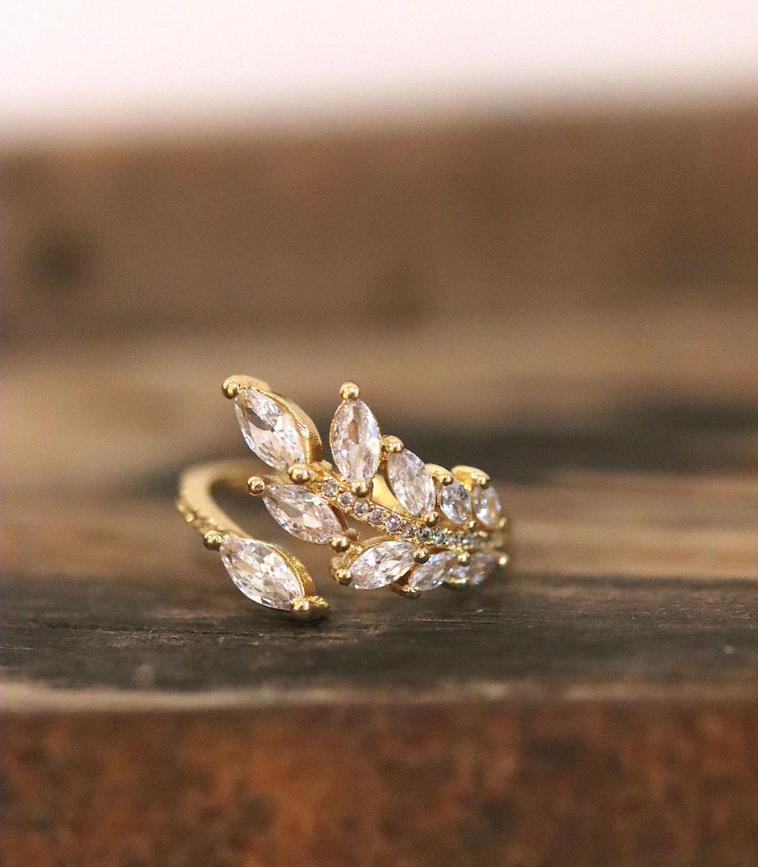 Anillo hojas zirconias