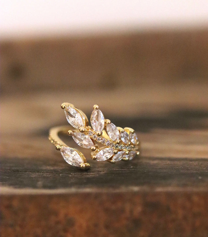 Anillo hojas zirconias