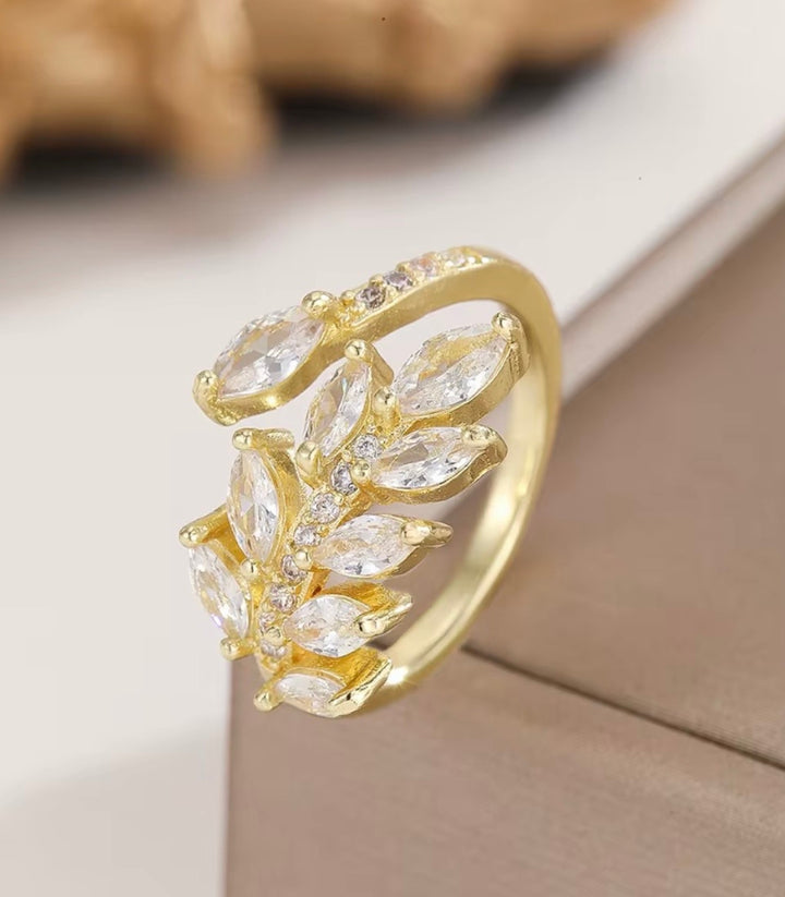 Anillo hojas zirconias