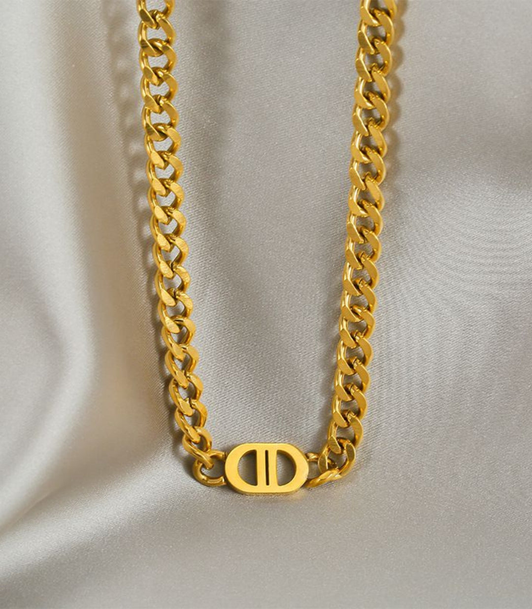 Collar gold letter