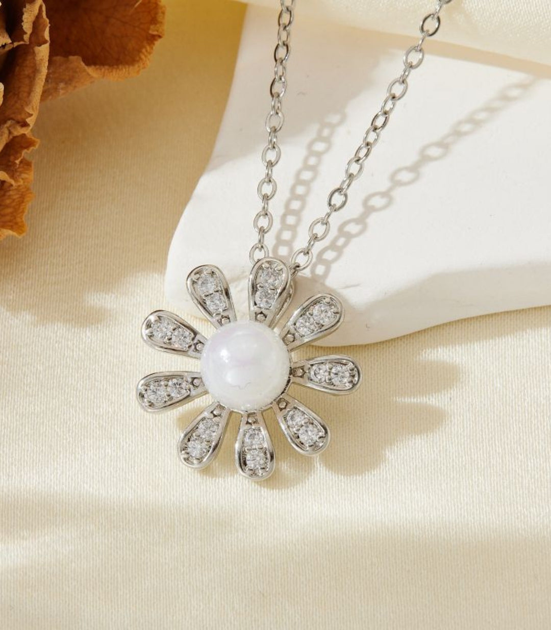 Collar gold diamond flower