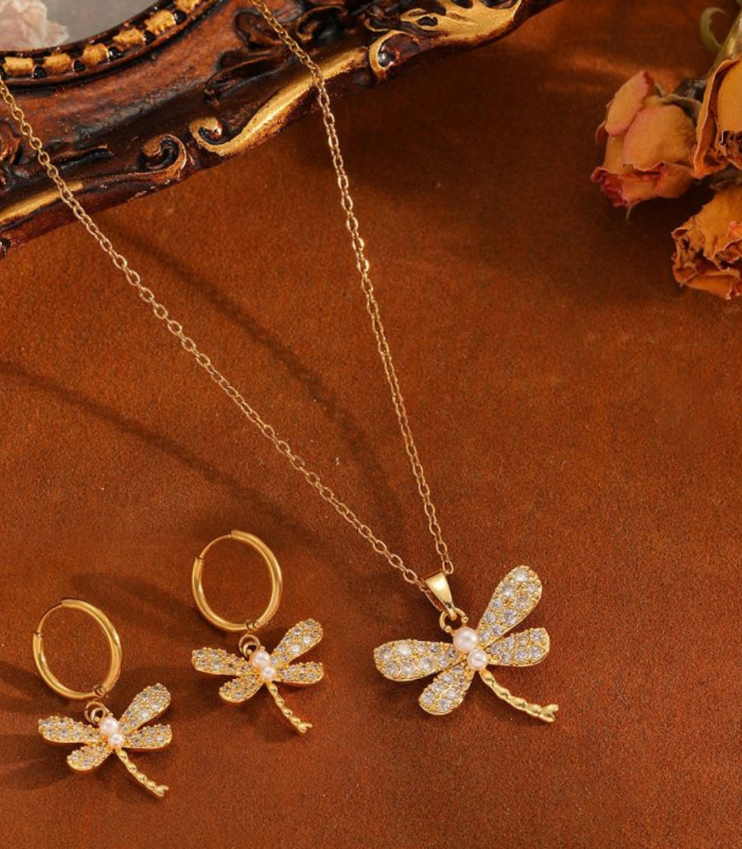 Collar y aretes set dorado libélula