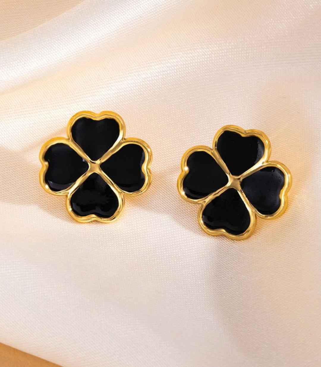Aretes Clover Negro