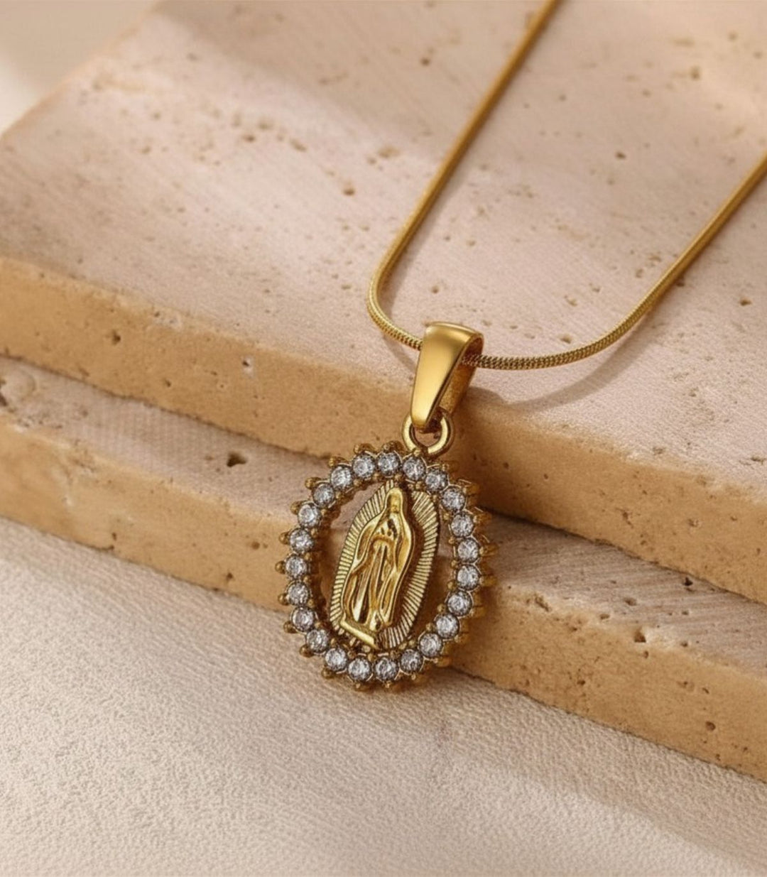 Collar dorado virgen con zirconias