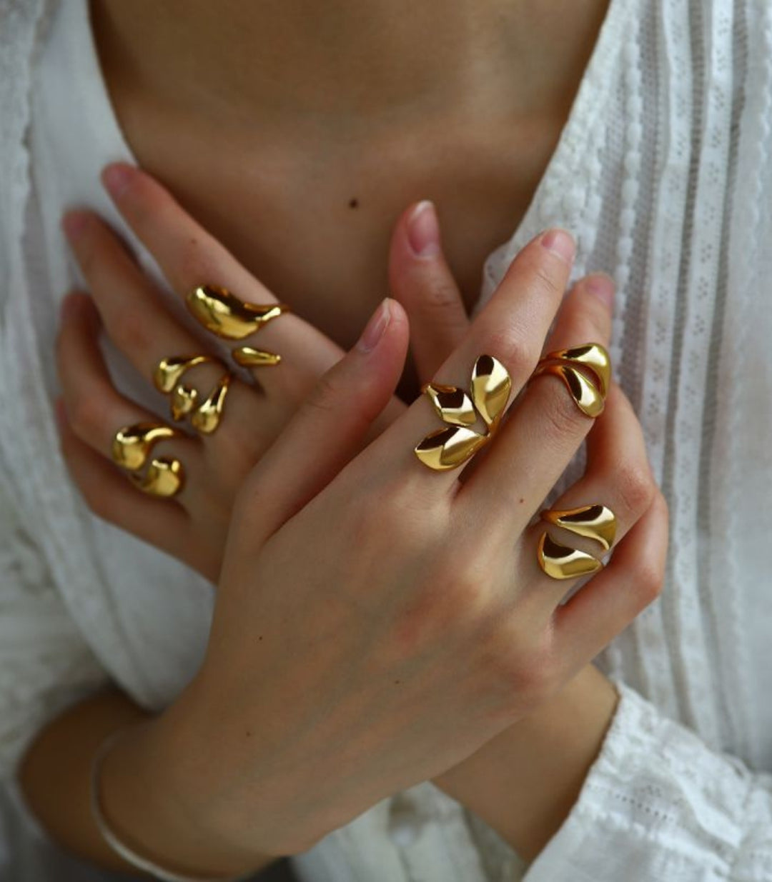 Anillo dorado irregular