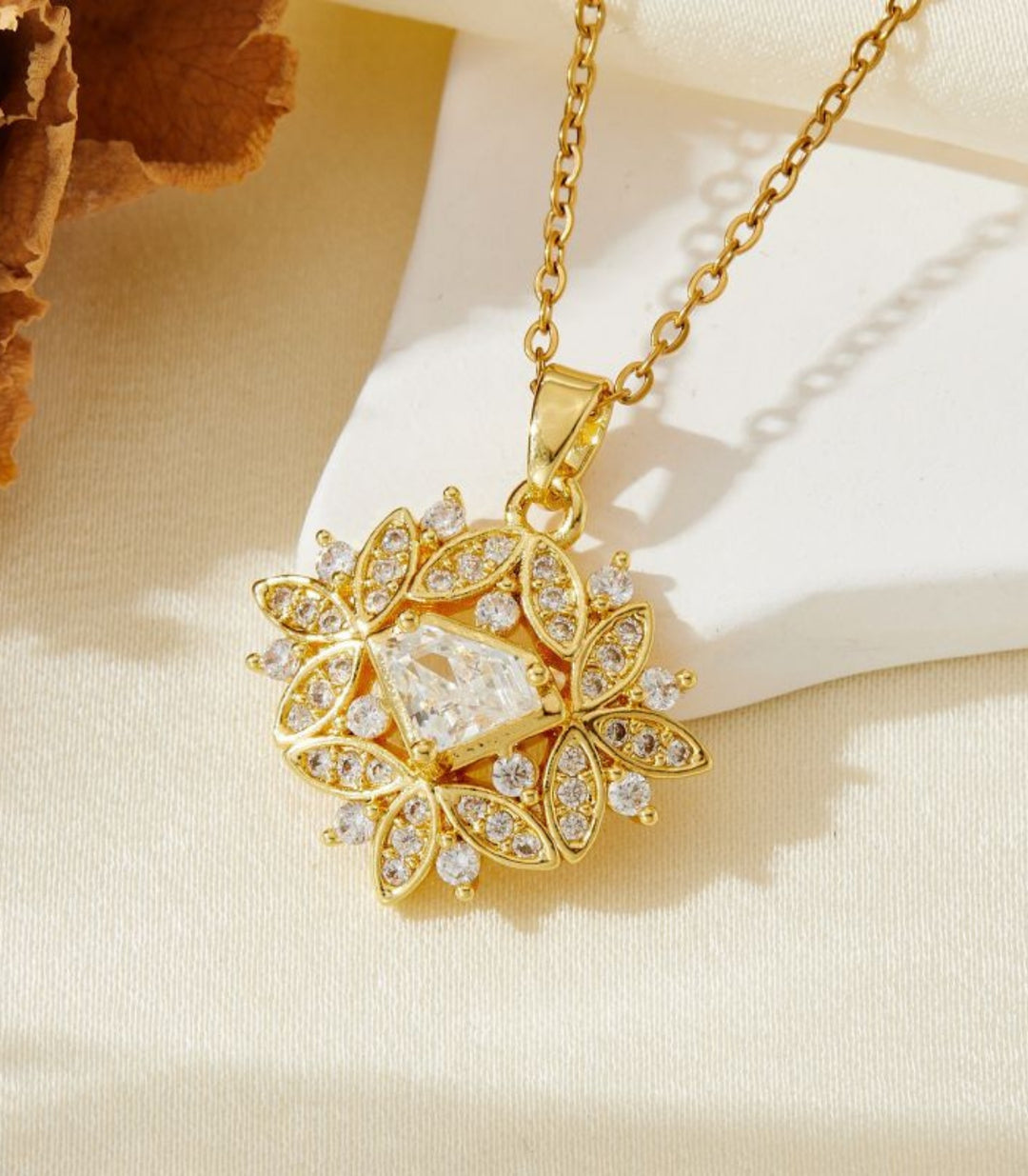 Collar gold diamond