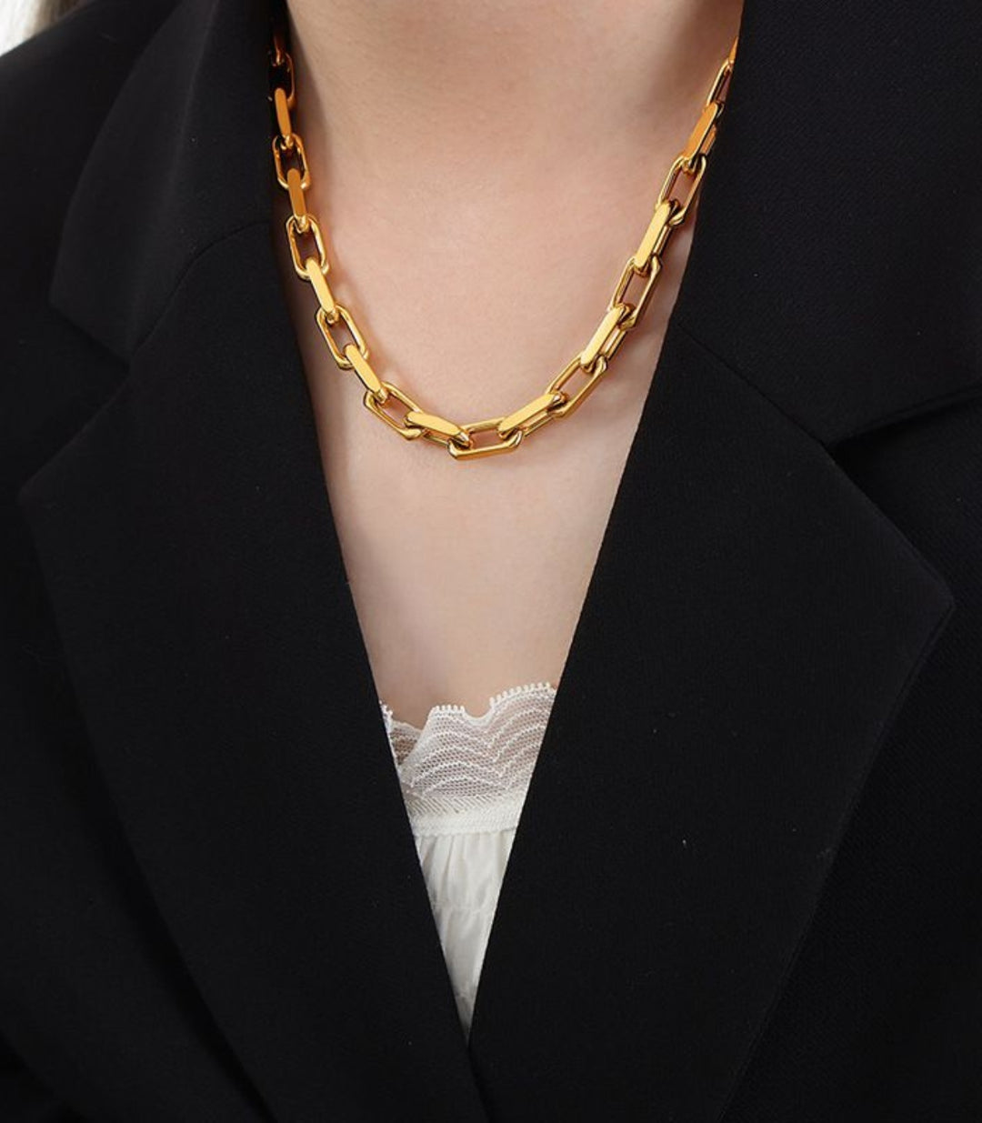 Collar dorado geométrico