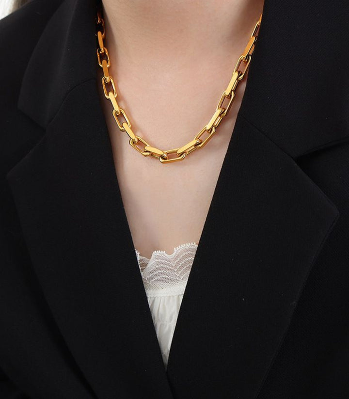 Collar dorado geométrico