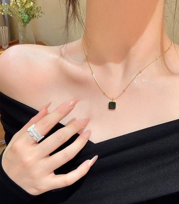 Collar Cuadro Negro