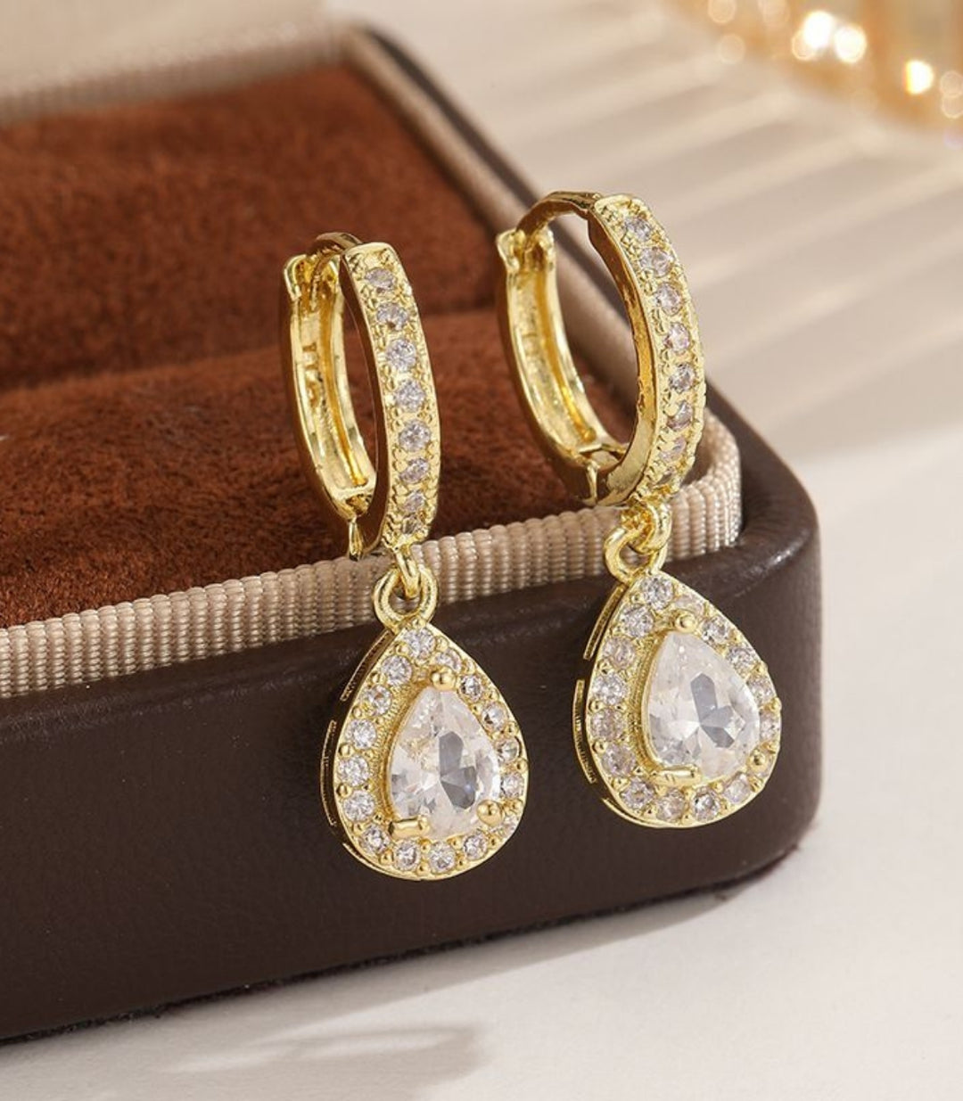 Aretes Gold Teardrop Zircon