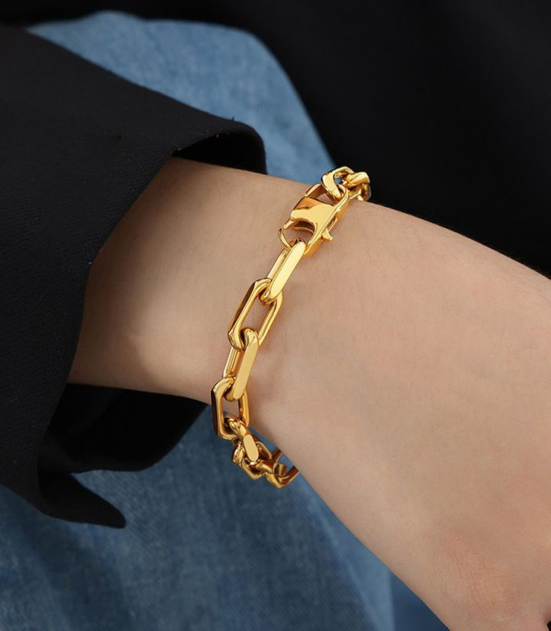 Brazalete dorado geométrico