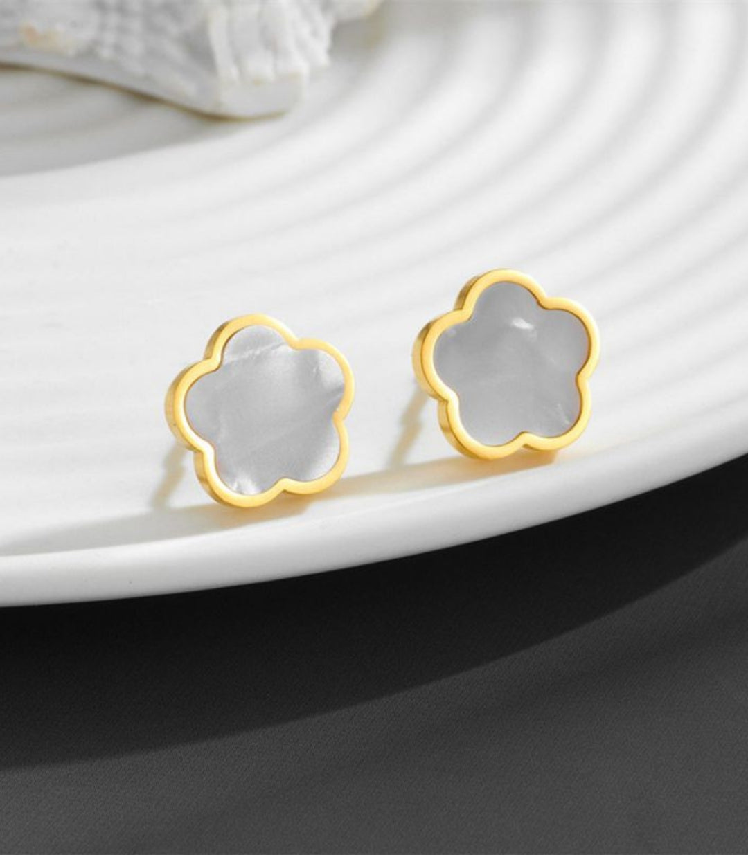 Aretes Flor Blanca