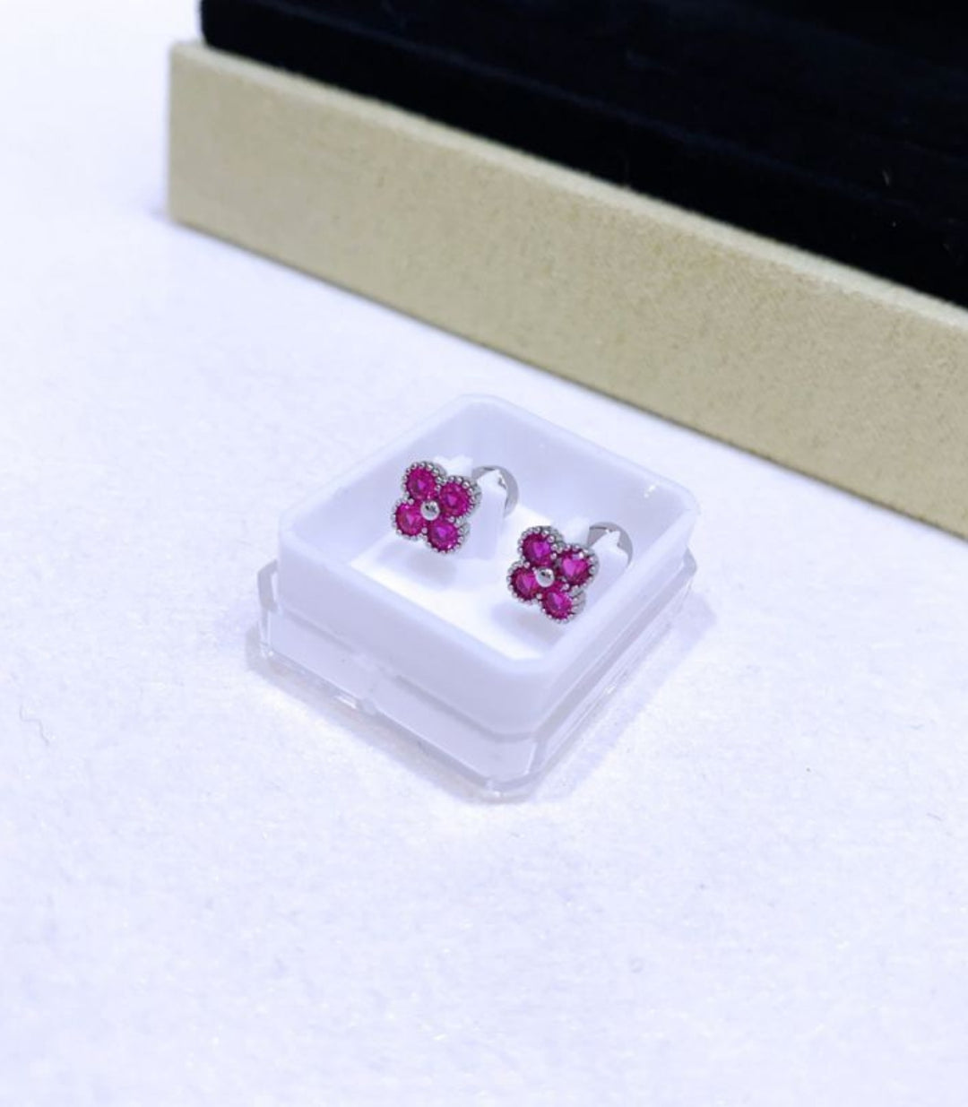 Aretes mini clover plata rojo