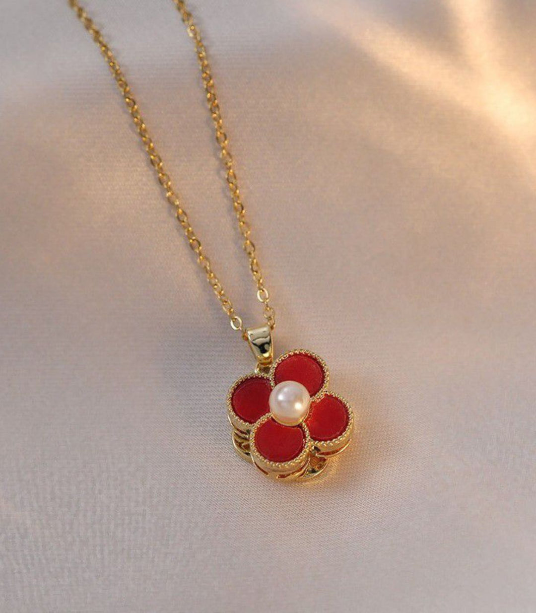 Collar Flor Roja Rotating