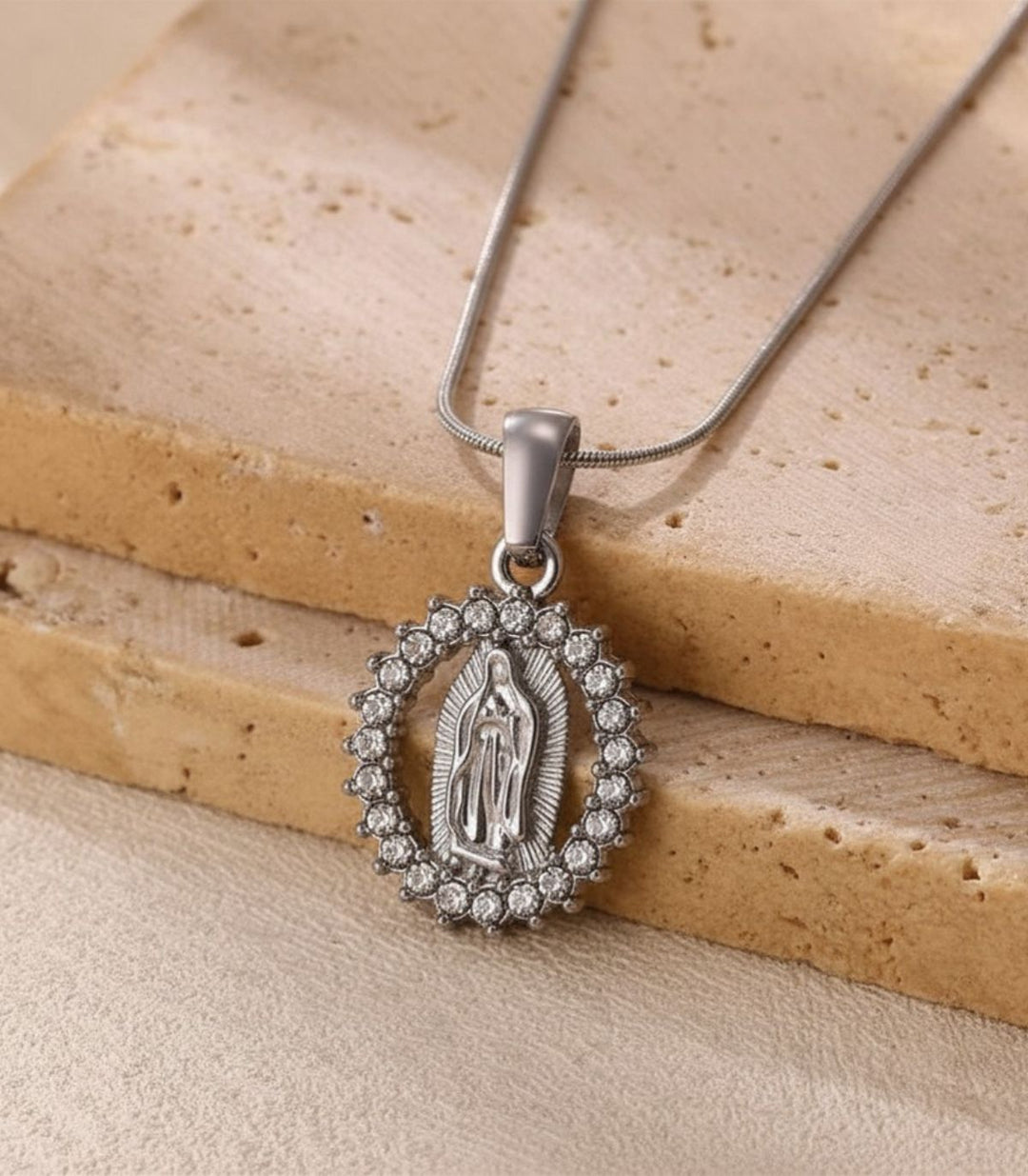 Collar plata virgen con zirconias