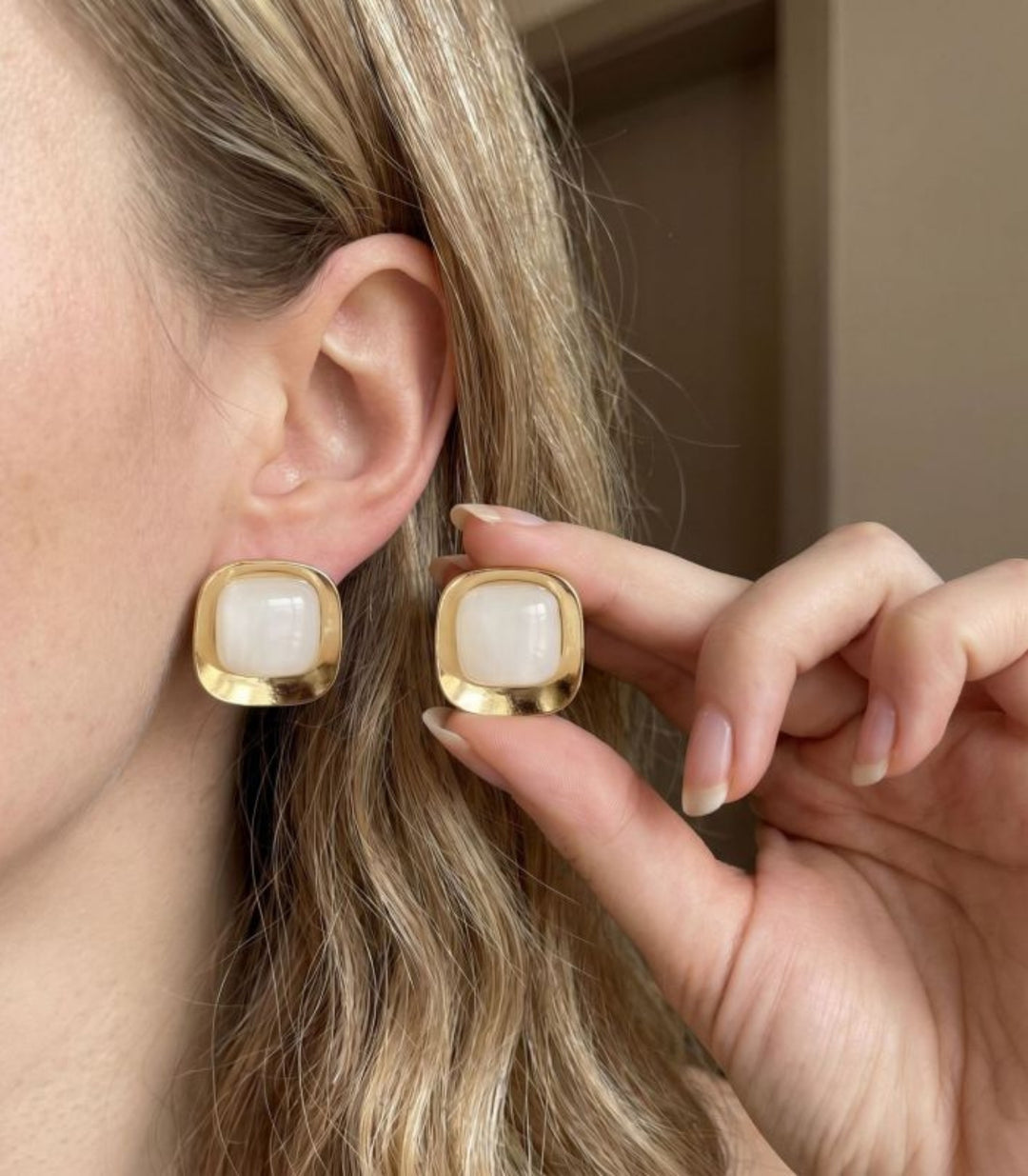 Aretes White Square Resin