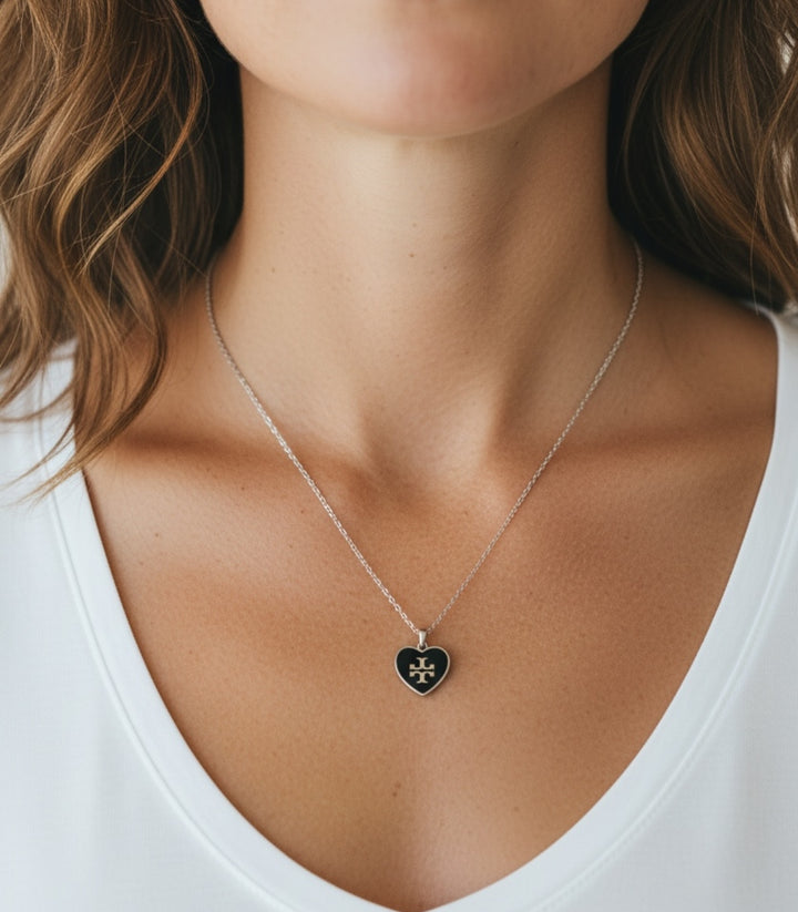 Collar TT corazón negro
