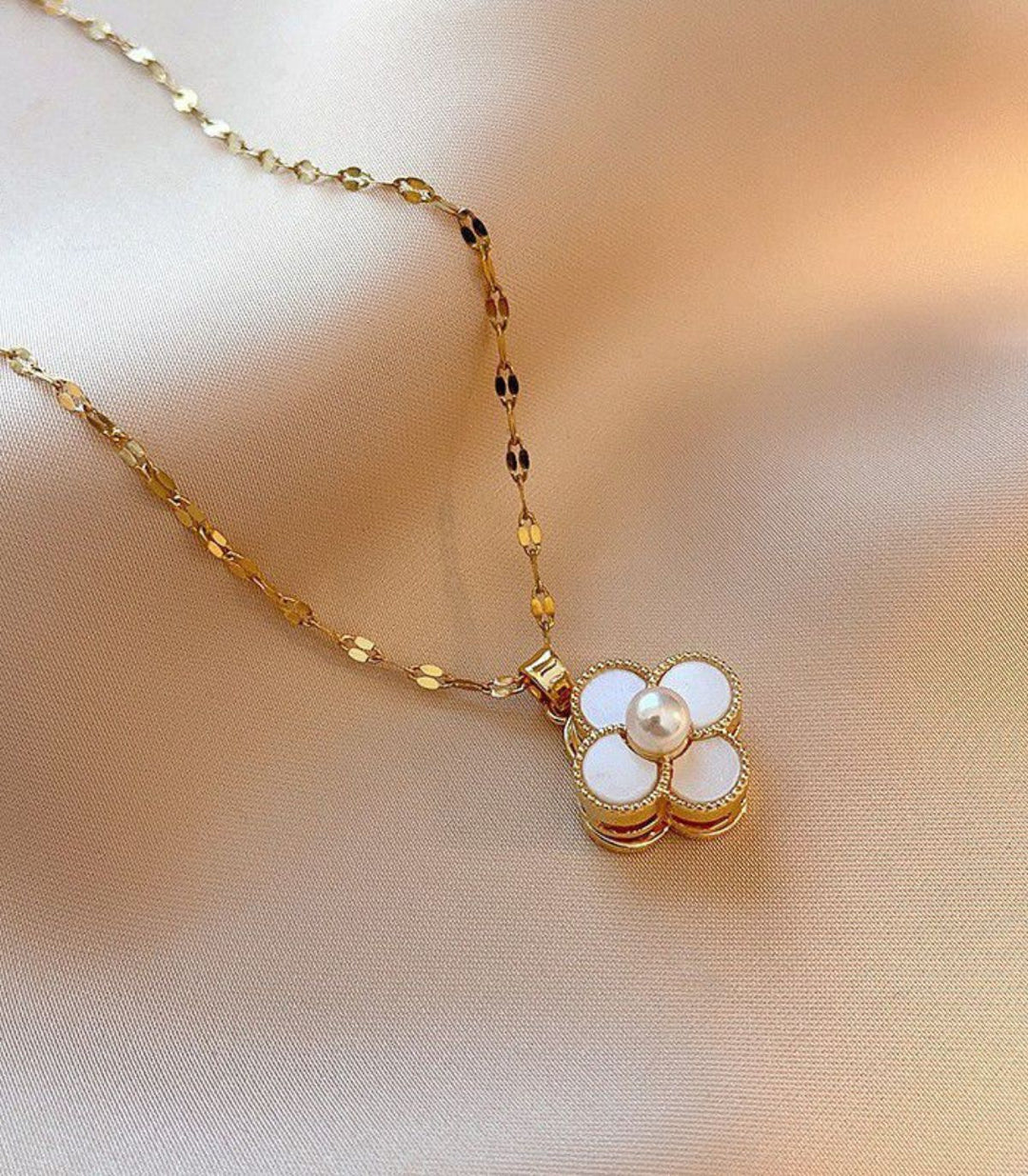 Collar Flor Blanca Rotating