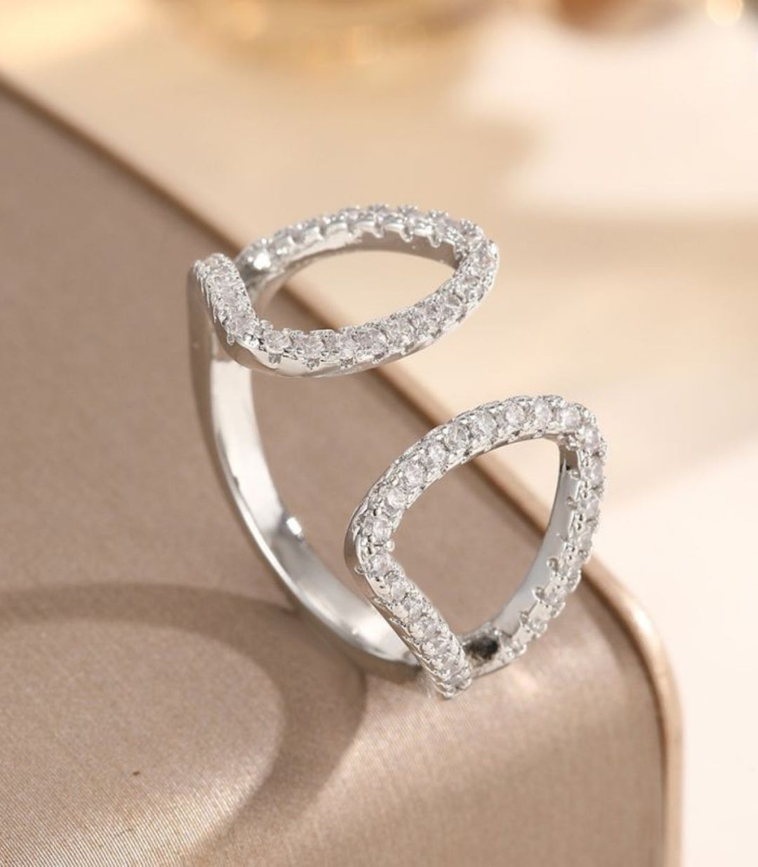 Anillo abierto con zirconias