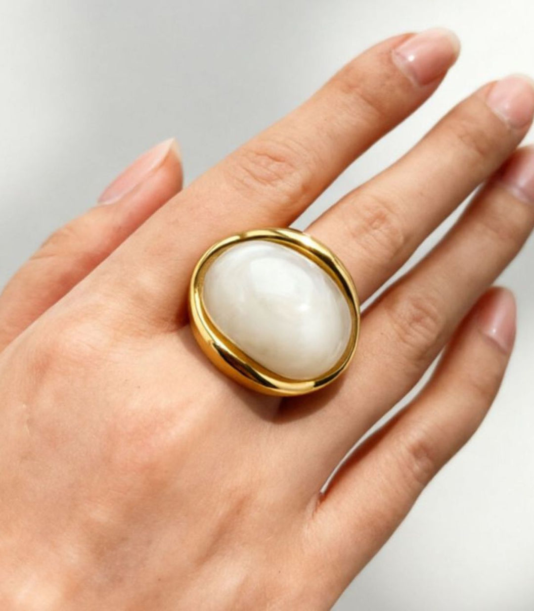 Anillo White Oval Resin