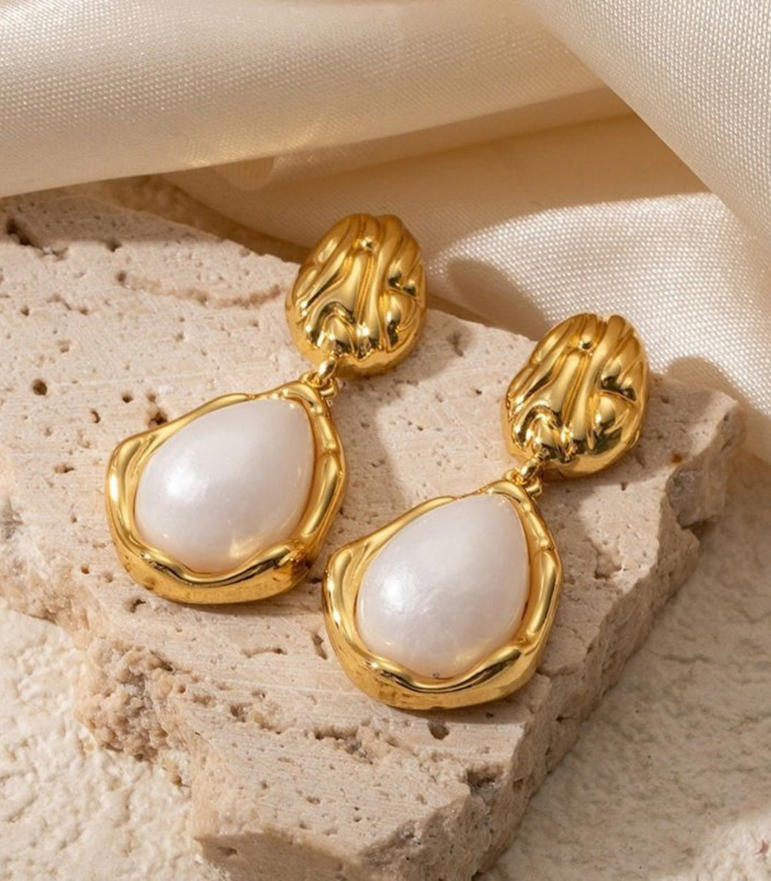 Aretes White Teardrop