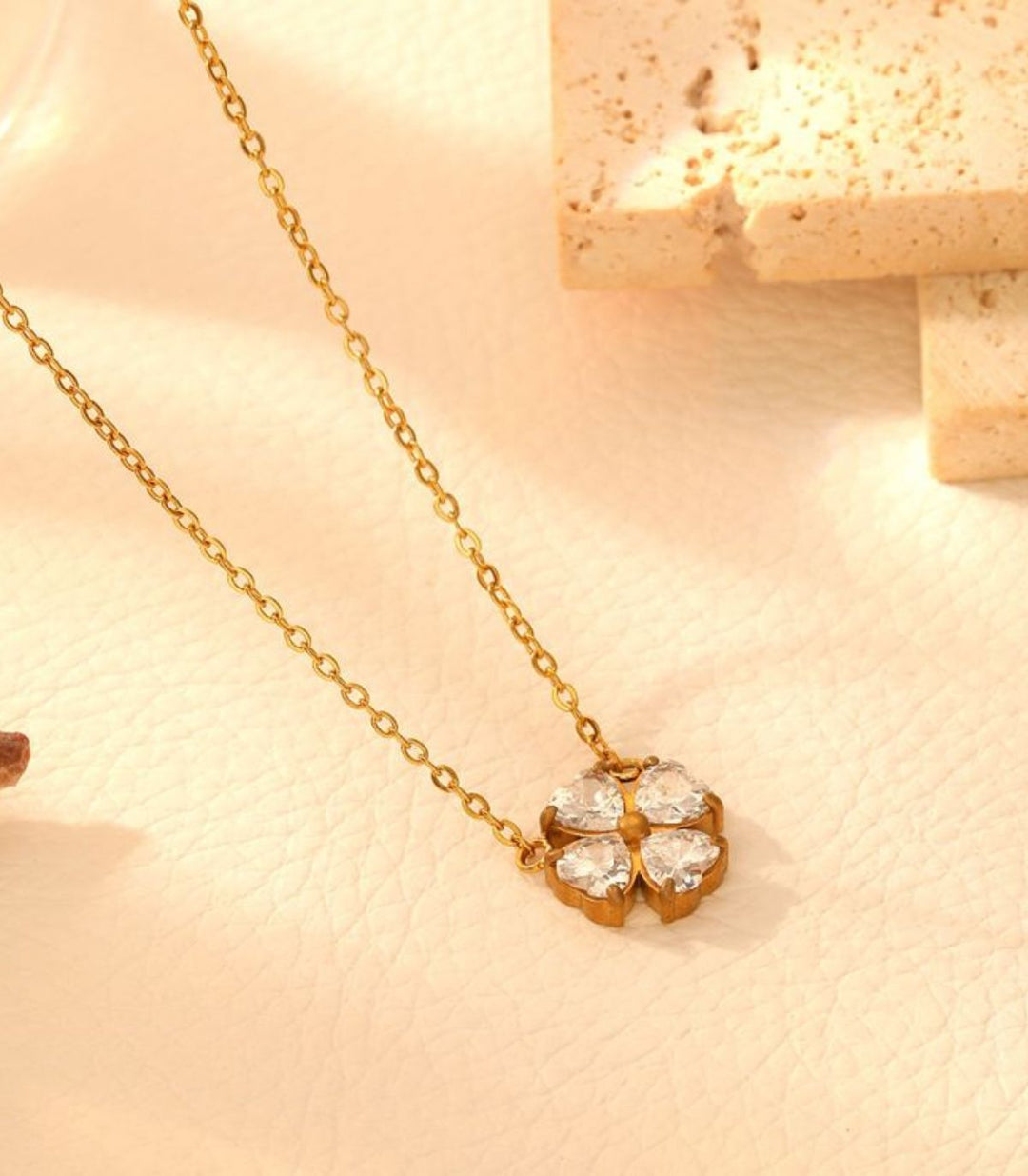 Collar gold diamond petal