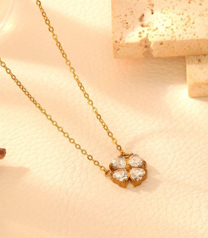 Collar gold diamond petal