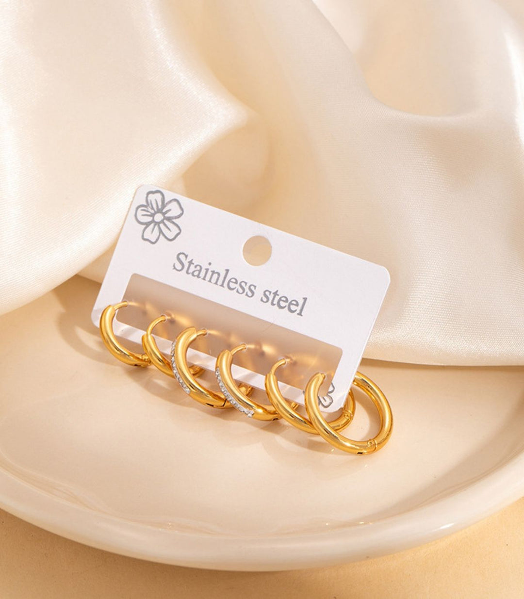 Aretes set round diamonds